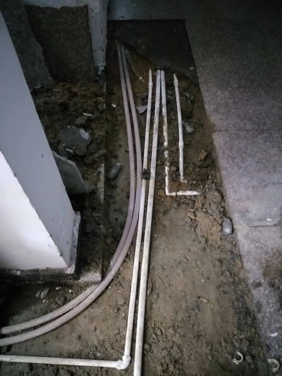 塔城漏水，切勿盲目乱刨乱砸