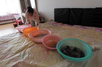 塔城楼上漏水，住户失联，小区没物管，业主维权难！律师来支招……